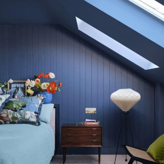 Chambre peinte avec Farrow & Ball Wine Dark, bleu foncé et sophistiqué