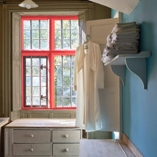 Intérieur peint avec Lobster de chez Farrow & Ball, un bleu intense et vibrant