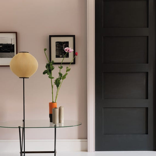 Intérieur peint avec Farrow & Ball Tar, noir doux et profond