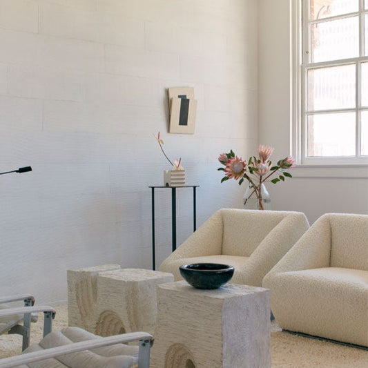 Intérieur peint avec Farrow & Ball Salt, blanc net avec une touche de gris