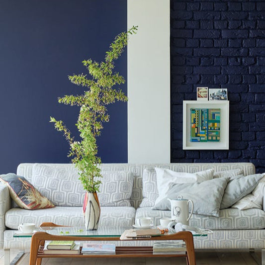 Intérieur peint avec Farrow & Ball Titmouse Blue, bleu profond et intense