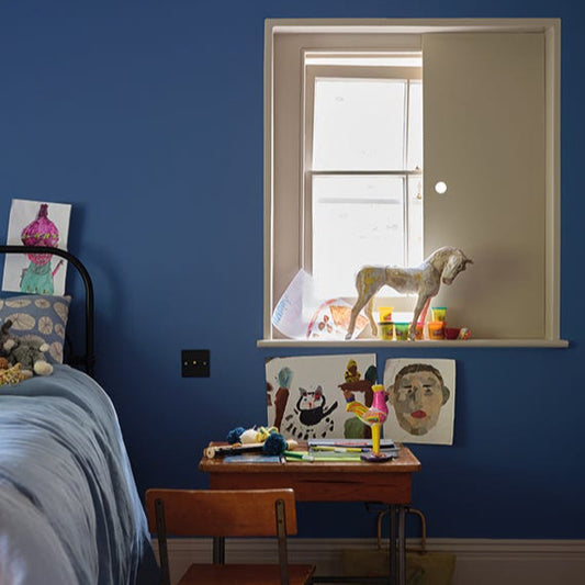 Intérieur peint avec Farrow & Ball Ultra Marine Blue, bleu profond et vibrant