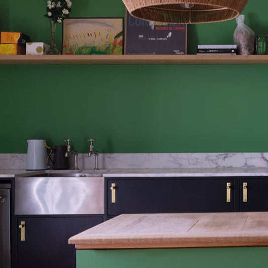 Intérieur peint avec Farrow & Ball Emerald Green, vert éclatant et dynamique