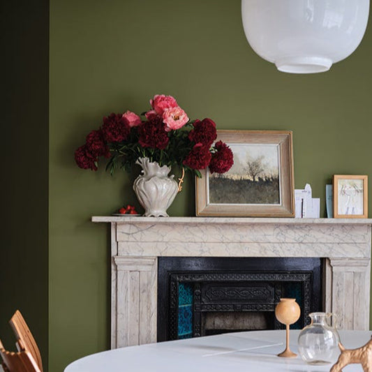 Intérieur peint avec Farrow & Ball Sap Green, vert olive chaud et rétro