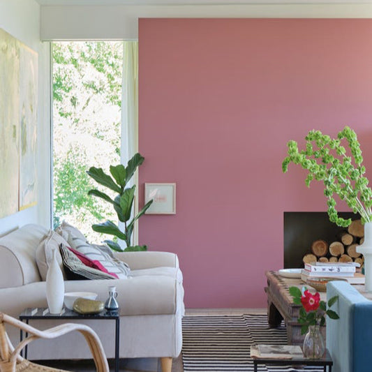 Intérieur peint avec Farrow & Ball Crimson Red, rose moderne et romantique