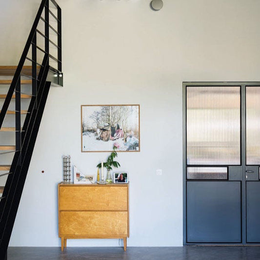 Intérieur peint avec Farrow & Ball Strong White, neutre clair aux nuances lilas subtiles