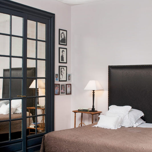 Chambre peinte avec Farrow & Ball Great White, blanc rosé délicat et sophistiqué