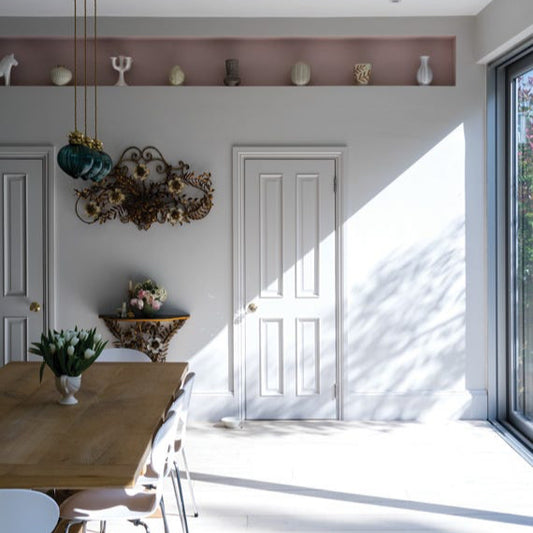 Intérieur peint avec Farrow & Ball Blackened, blanc froid et moderne