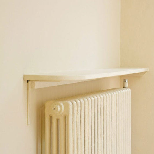 Intérieur peint avec Farrow & Ball Matchstick, bois écru chaud et frais