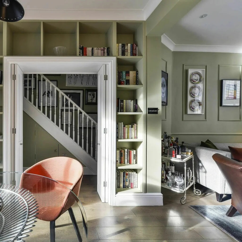 Ball Green No.75 Farrow & Ball dans une entrée et cage d'escalier