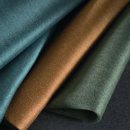 Zoom sur le tissu Barra – satin Dim-out avec trame noire et double face