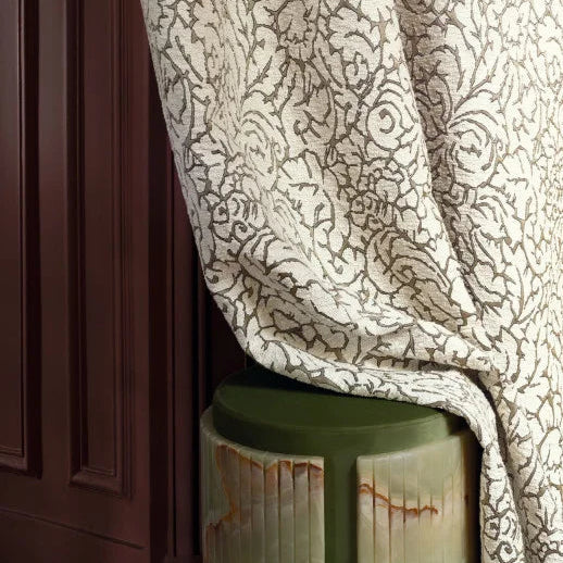 Rideaux confectionnés avec le jacquard Bellezza – arabesques végétales et relief précieux