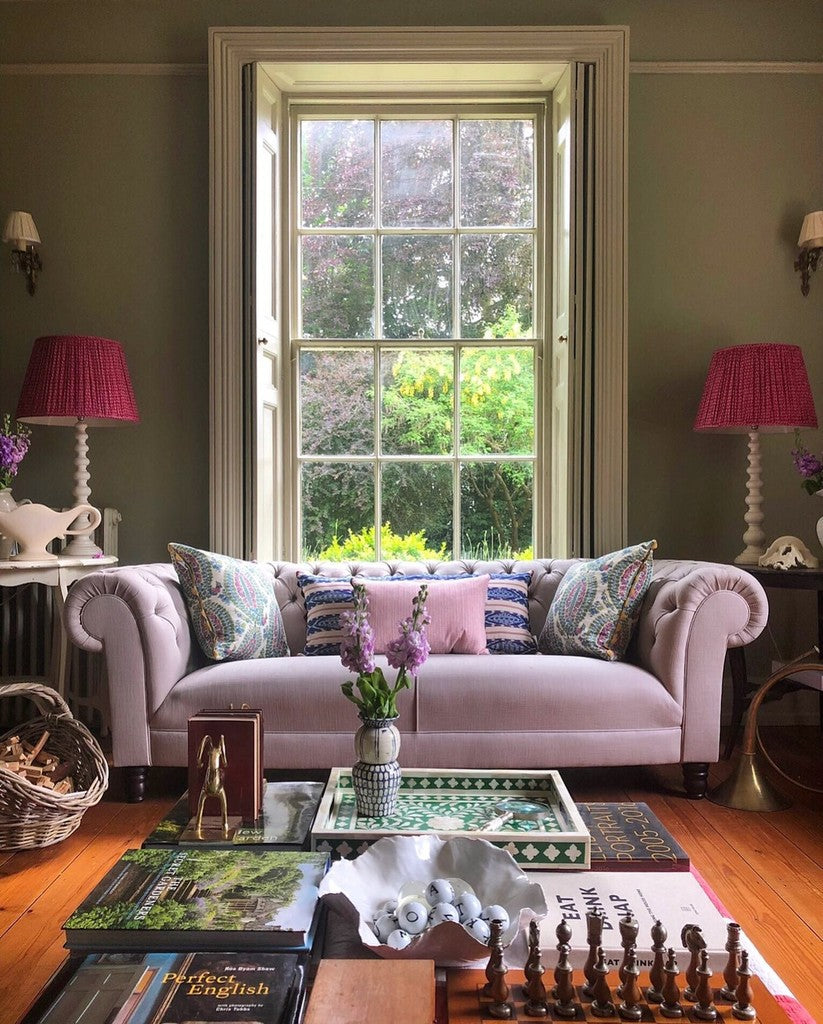 Mur salon peint en Bone No.15 Farrow & Ball nuance gris vert subtil