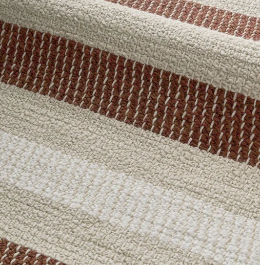 Zoom sur la texture rayée bicolore du tissu Brigitte