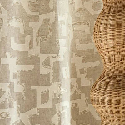 Zoom sur le tissu Colorado – broderies en fil laineux et fils de couleurs différentes