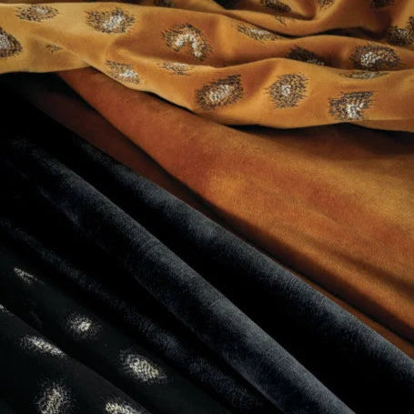 Zoom sur le tissu DAIM – velours tricot brodé avec un fil de viscose