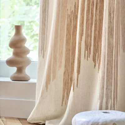 Rideaux confectionnés avec le jacquard Eremure – motifs floraux et transparence