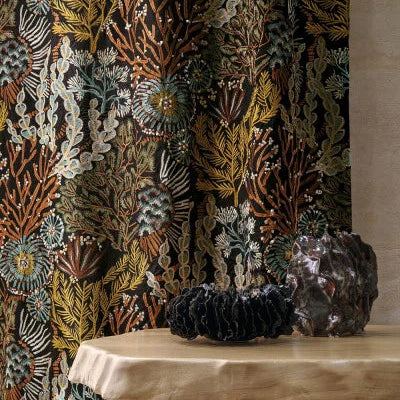 Zoom sur Moana – broderie en fil de viscose aux reliefs marins