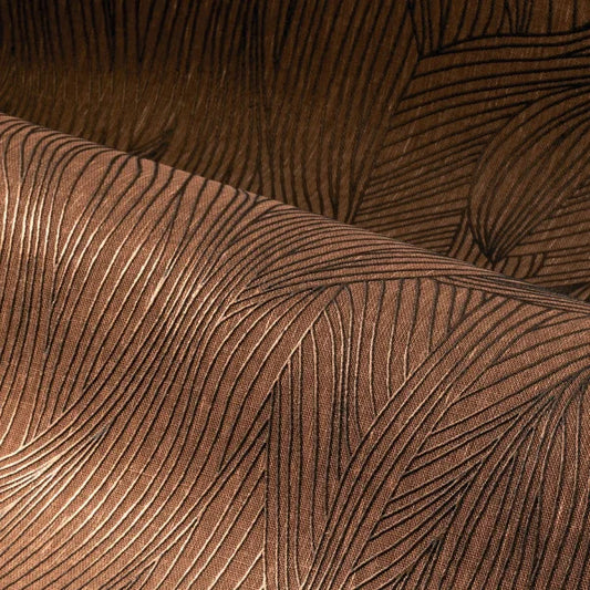 Détail revêtement mural Alaris Casamance – Motif texturé et reflets précieux marron