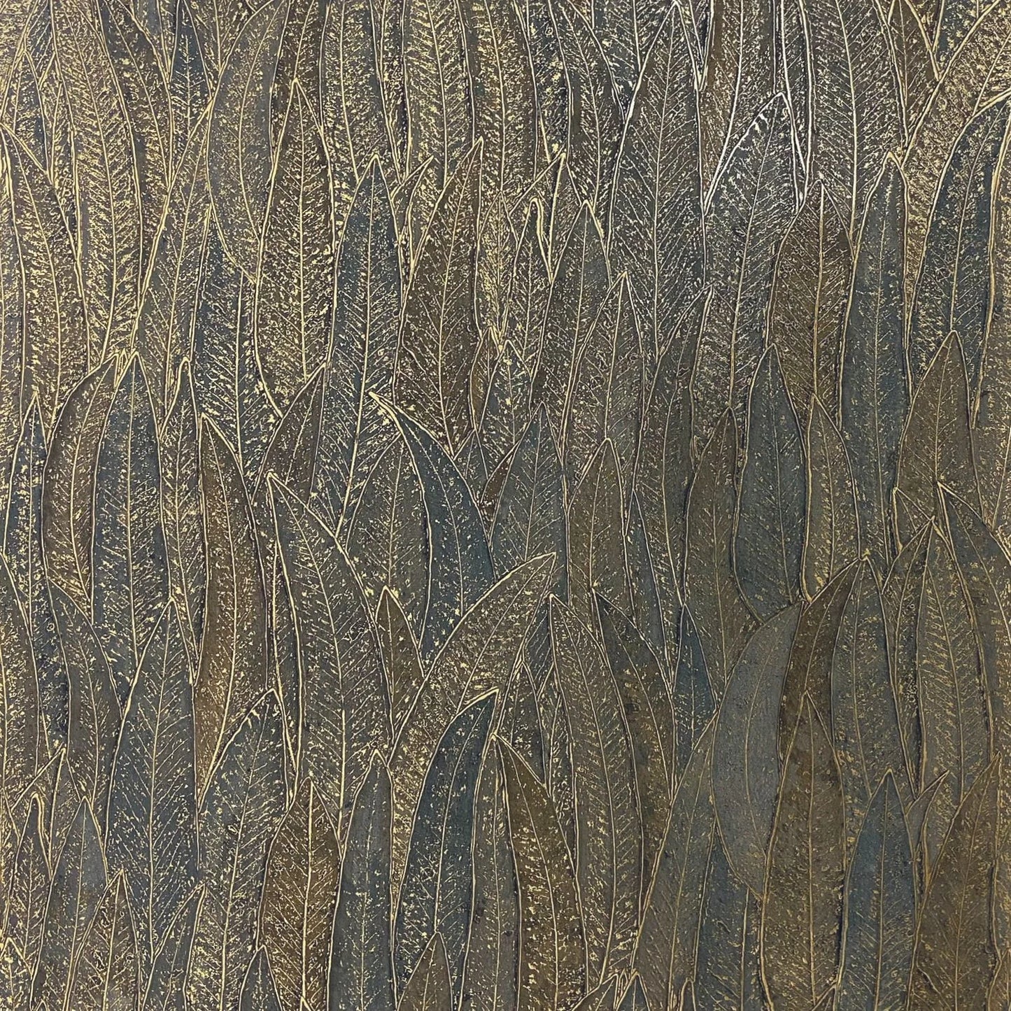 Papier peint Cinerea Casamance, feuillage doré en relief