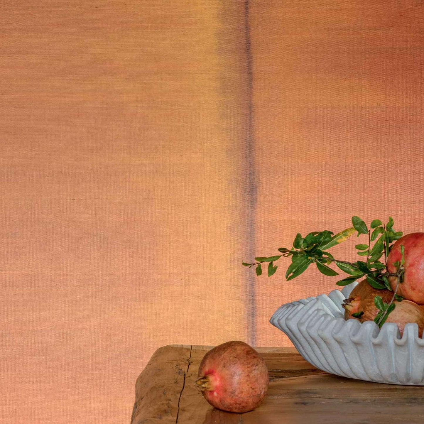 <img src="elitis-carthagene-salon.jpg" alt="Panoramique mural Elitis Carthagène installé dans un salon contemporain" />