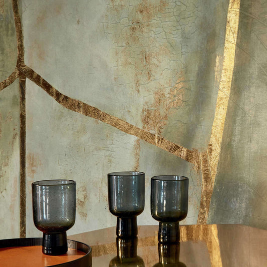 <img src="elitis-kintsugi-eclat-salon.jpg" alt="Panoramique mural Elitis Kintsugi Éclat installé dans un salon contemporain" />