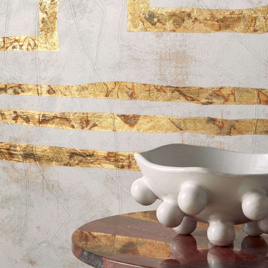 <img src="elitis-les-marques-de-lempire-salon.jpg" alt="Panoramique mural Elitis Les Marques de l’Empire installé dans un salon contemporain" />