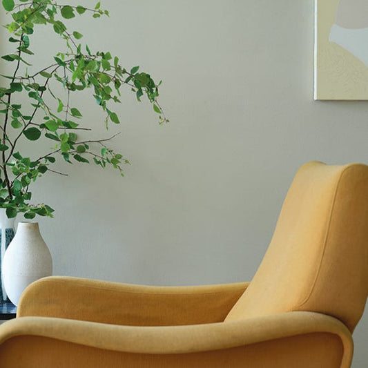 Intérieur peint avec Farrow & Ball Skimmed Milk White, blanc cassé élégant