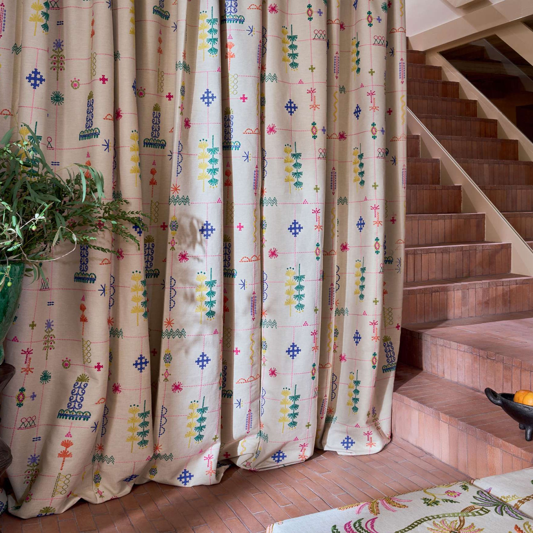Tissu AMIRA Elitis aux motifs ethniques inspirés du henné, couleurs joyeuses