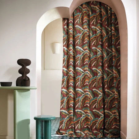 Rideaux confectionnés en Annella Mollis – toile de coton brodée aux teintes profondes