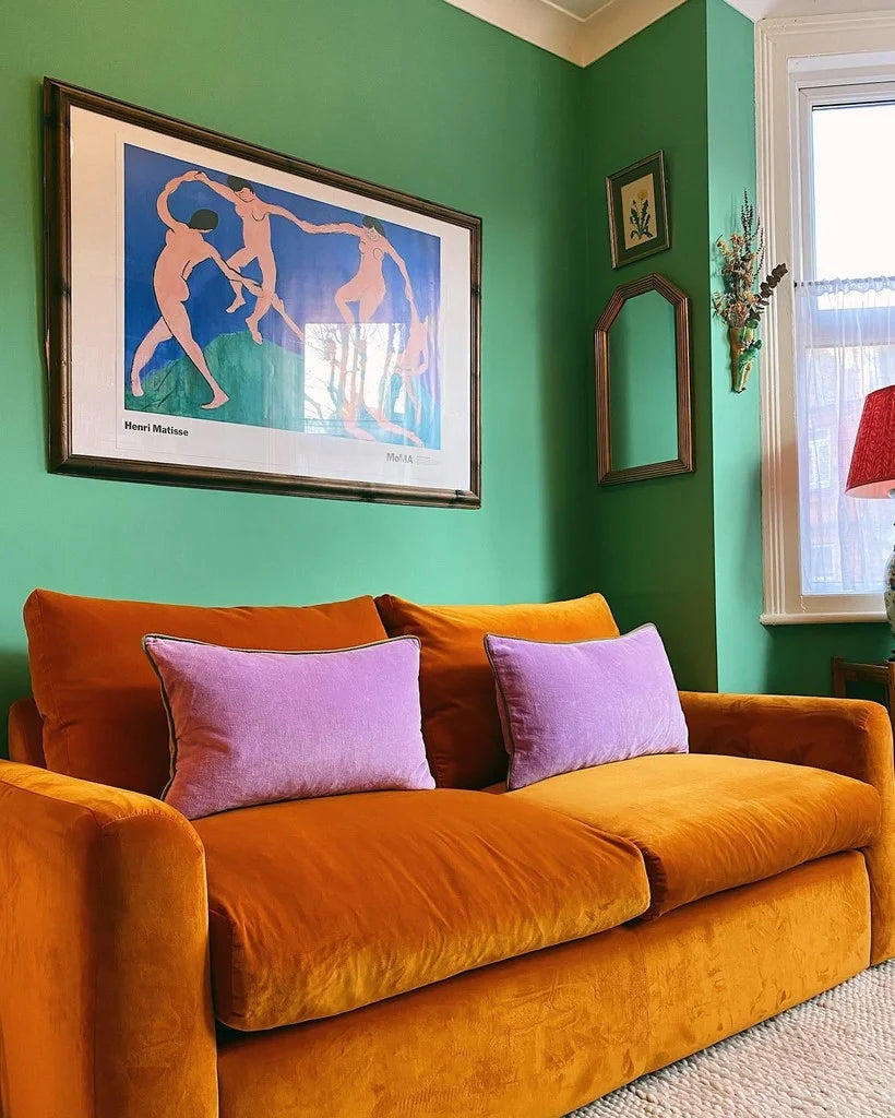Mur vert Arsenic Farrow & Ball dans un salon moderne