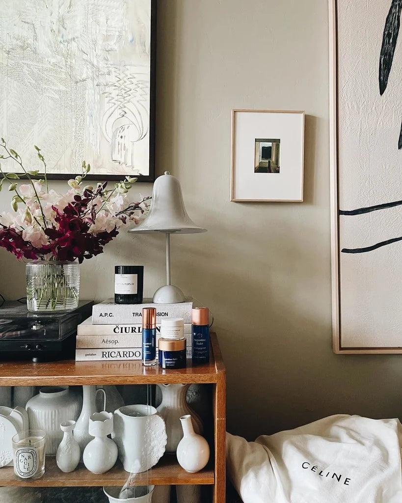 Peinture Farrow & Ball Ash Grey gris-vert apaisant sur mur intérieur lumineux