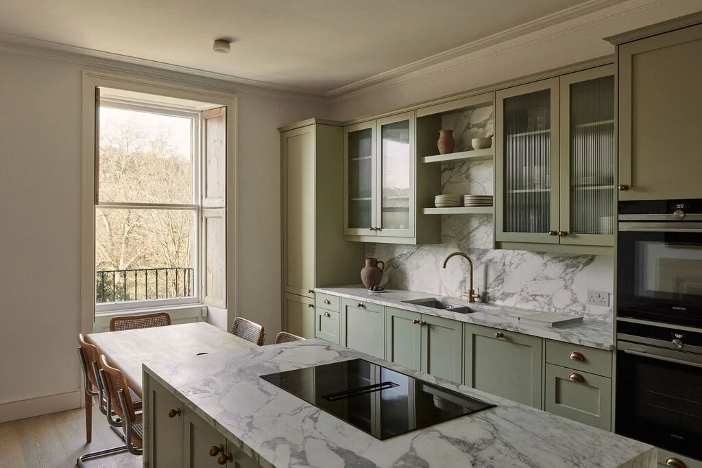Détail de la peinture Ash Grey Farrow & Ball dans une cuisine montrant la profondeur du gris-vert