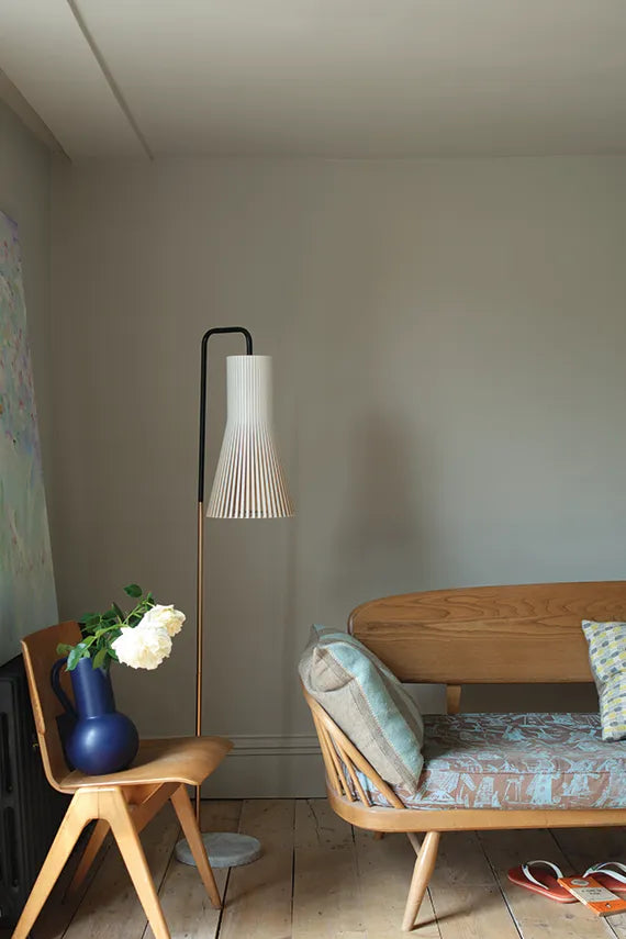 Mur peint en Ash Grey Farrow & Ball nuance plus grise en lumière douce
