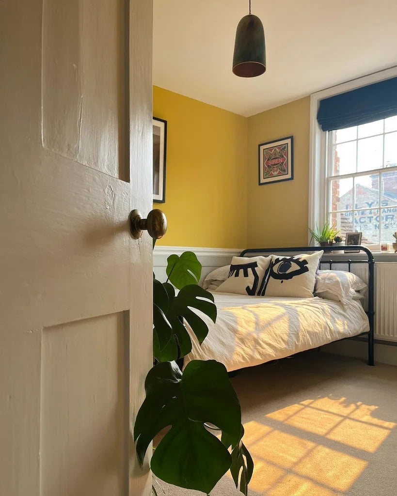 Détail peinture Babouche No.223 Farrow & Ball profondeur et éclat du jaune