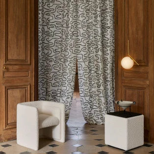 Tissu Bal Musette brodé main en lin ivoire avec motif sculptural