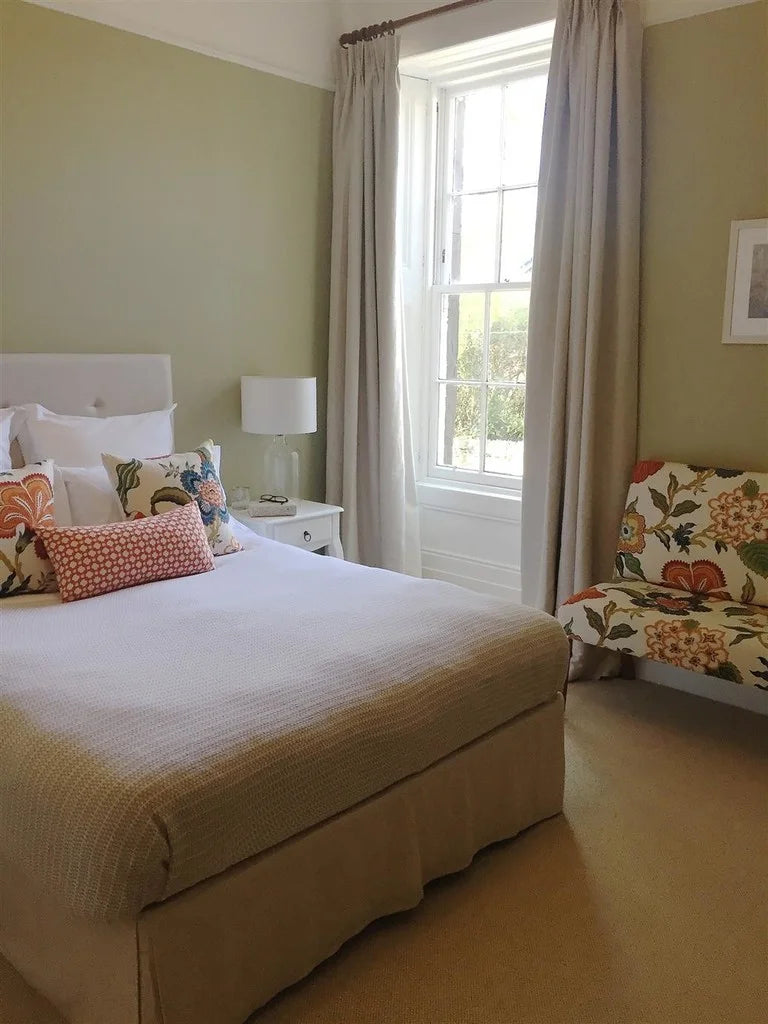 Ball Green No.75 Farrow & Ball aspect argenté à la lumière extérieure