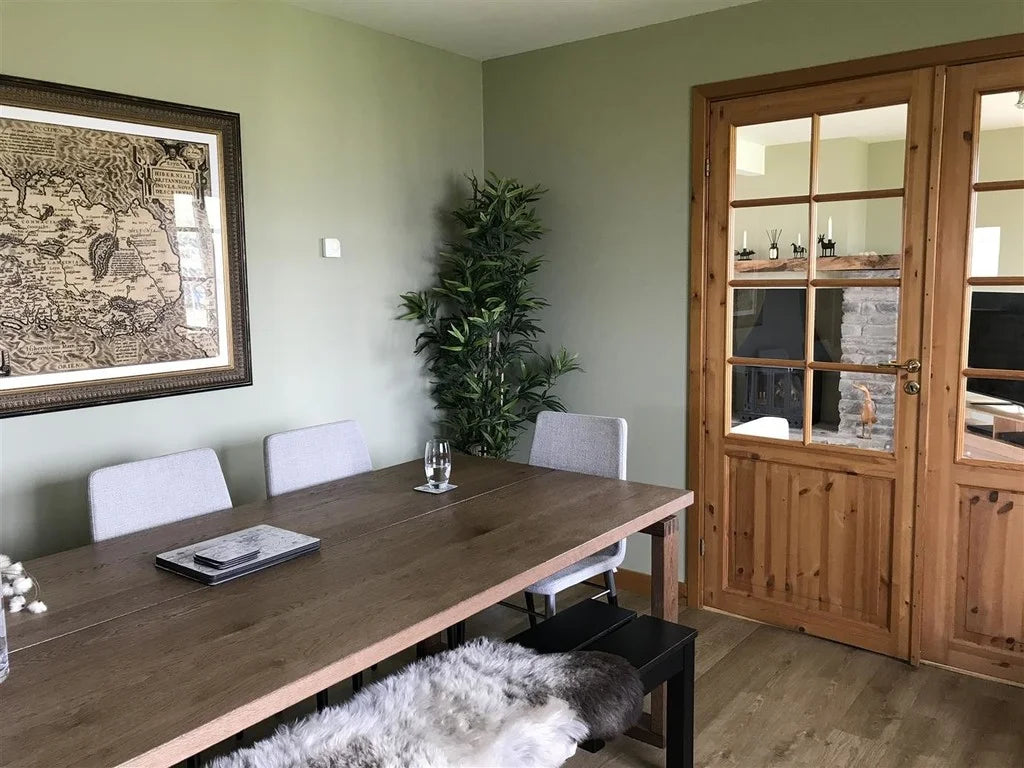 Salle à manger élégante peinte en Ball Green No.75 Farrow & Ball ambiance chaleureuse