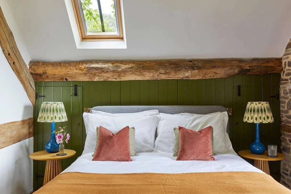 Peinture Farrow & Ball Bancha No.298 vert olive moderne sur mur soubassement chambre