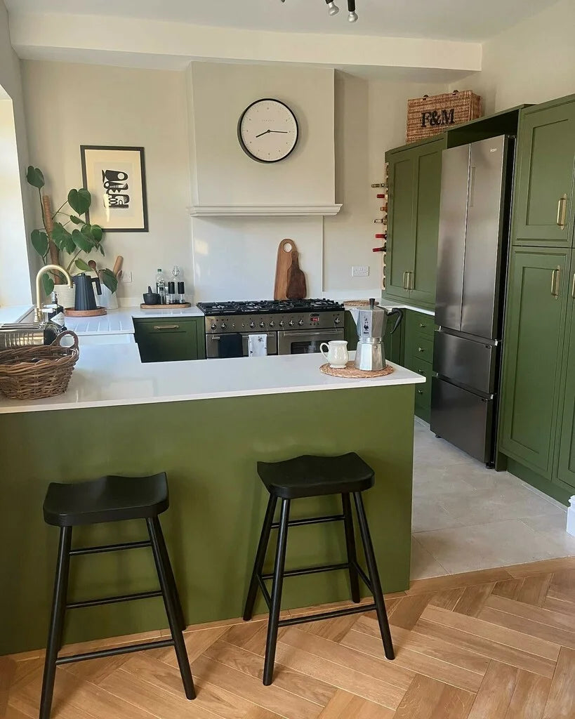 Détail peinture Bancha No.298 Farrow & Ball profondeur et nuance vert olive dans une cuisine