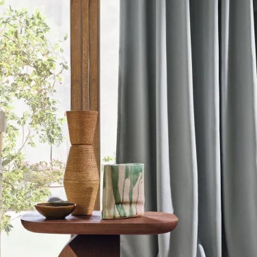 Rideaux confectionnés avec le satin Barra – fluide, soyeux et réversible