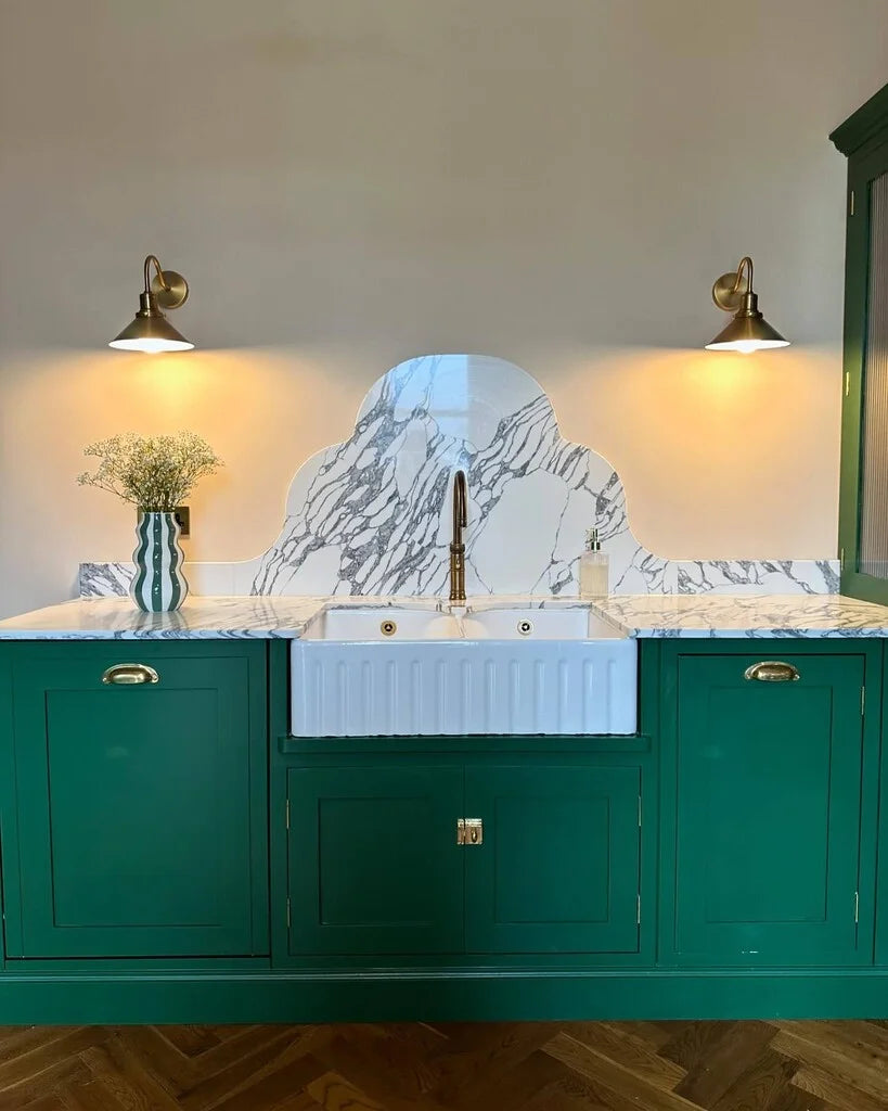 Peinture Farrow & Ball Beverly No.310 vert forestier sur facade d'une cuisine