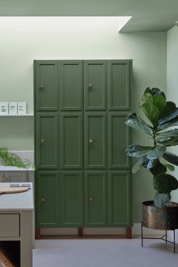 Beverly No.310 Farrow & Ball nuance plus profonde sur menuiseries, avec éclairage doux