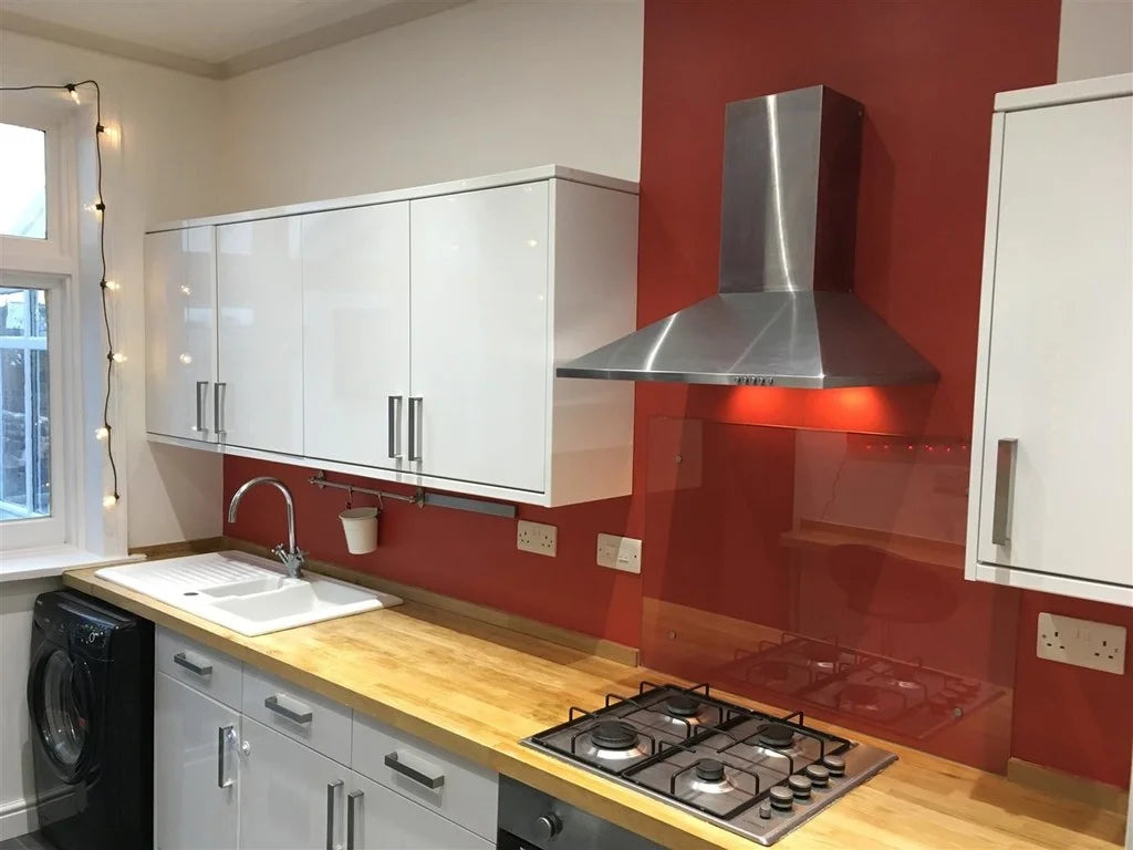 Peinture Farrow & Ball Blazer rouge vermillon brillant sur mur cuisine