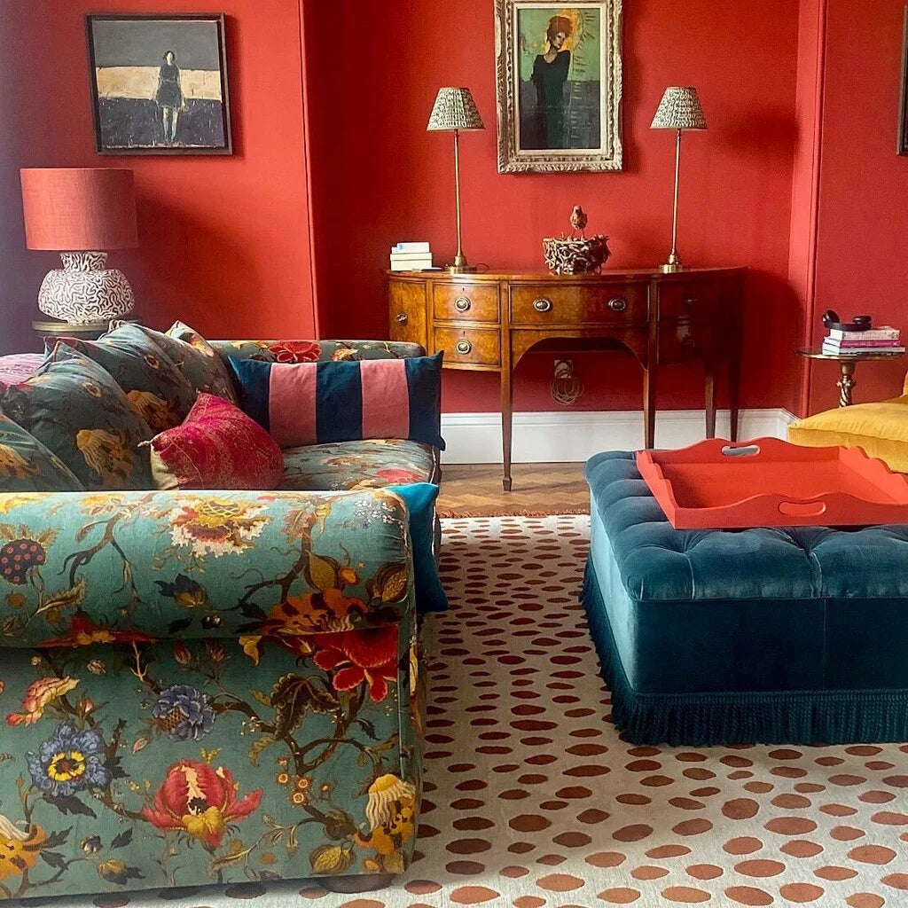 Salon élégant avec mur rouge Blazer Farrow & Ball couleur éclatante