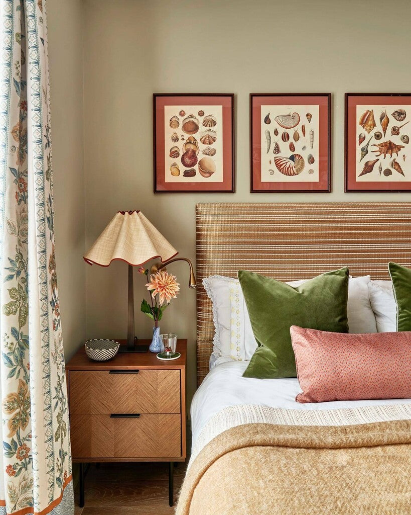 Mur d'une chambre en Bone No.15 Farrow & Ball nuance gris vert subtil