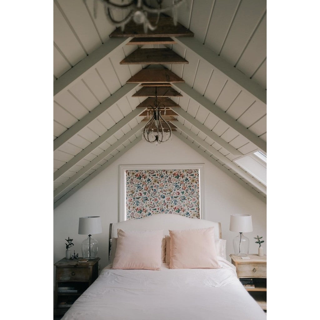 Peinture Farrow & Ball Bone No.15 gris doux minéral dans une chambre sous toits