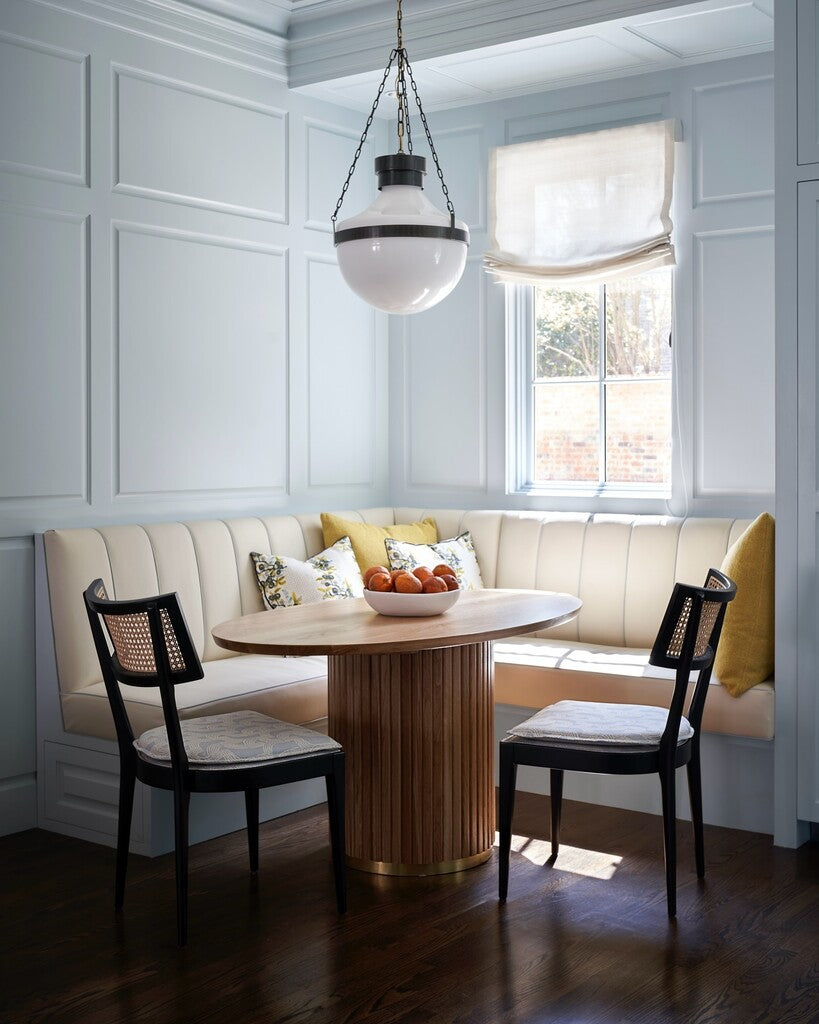 Salle à manger avec Peinture Farrow & Ball Borrowed Light No.35 bleu clair lumineux