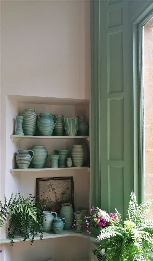 Breakfast Room Green Farrow & Ball sur murs et jarres coordonnées
