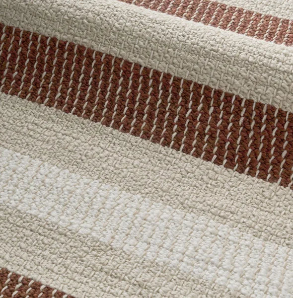 Zoom sur la texture rayée bicolore du tissu Brigitte